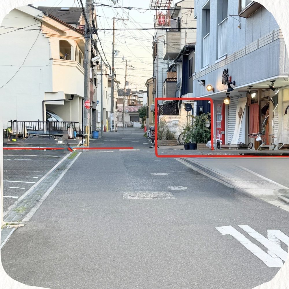 赤枠がcreap、矢印が駐車場